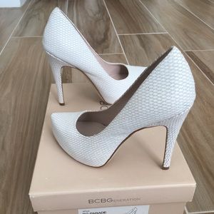 BCBG BG-Parade white glossy snake skin 5 M shoes
